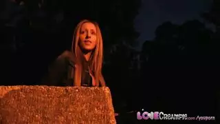 دعه يدلل قضيبك الصلب بفمه