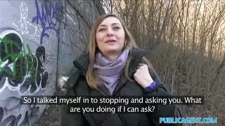 زوجة مثيرة تبحث عن زب أجنبي لمغامرة جنسية جماعية صعبة