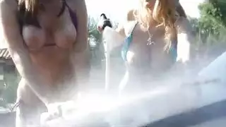 هؤلاء الكلبات لا تشبع من أفخاذك