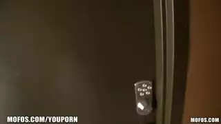 وجه جميل، أنف مثقوب، كس مثالي للضرب