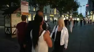 الفاجرة ذات الشعر المجعد تحب الشرج ووضعية الكلب