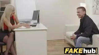 امرأة ثرية تشتري استسلام صبي جنسي
