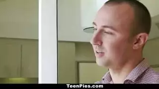 فرجها الكريمي يفيض من فعل ساخن