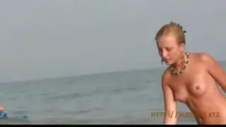 يلعب لكي حبيبته في السيارة