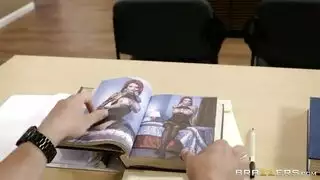 انه يمارس الجنس مع المعلم الذي لديه العديد من الوشم مخبأة تحت ملابسها
