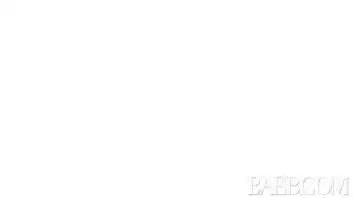 فتاة شابة تمنح متعة فموية لا تنسى