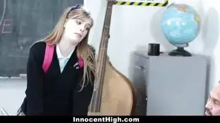 تلميذة في تنورة قصيرة تحصل على قضيب معلمها
