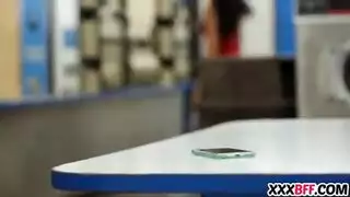 خيال الجنس الجماعي: شاب عاري تخدمه أربع مراهقات