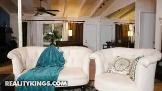 رجل يجعل الحب مع اثنين من الجيران