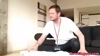 قاع محرج يأخذ قضيبًا ضخمًا في مؤخرته الضيقة