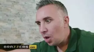 مُستخدَم من قضيب صغير، والآن يأخذ قضيب عملاق قاسي بعمق