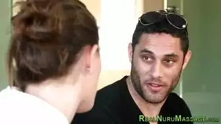 مصارعة زيت مثيرة: مدلكة شقراء تمارس الجنس مع عميل مدبوغ بوضعية كلابية
