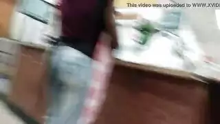 ماراثون جنس على الكنبة: امرأتان في لعق مهبل عنيف