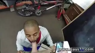 مراهقة سمراء تتدرب على الجنس الشرجي الخشن في مشهد bdsm صريح