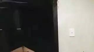 عاهرة جاثية تأخذ عضو رجل أصلع ضخم في فمها