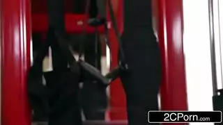 التبول على وجهها وصدرها استسلام المدربة الشقراء