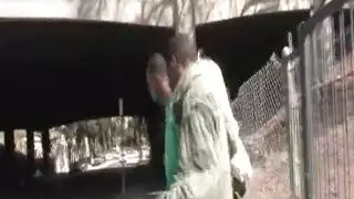 شقراء مغرية تخلع البيكيني الأسود لتعرض مؤخرتها وثدييها