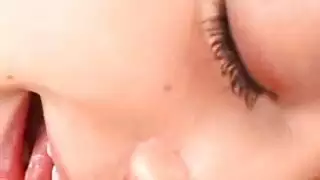 بريئات آسيويات يأخذن قضيبًا صلبًا سميكًا
