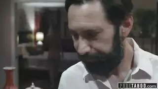 فرج أنيكا ألينا الأشقر يتعرض للضرب بقوة بجانب المسبح