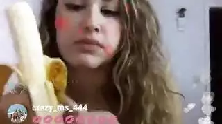 مراهقة جميلة تخلع ملابسها إلى ملابس داخلية سوداء من أجل جنس عنيف