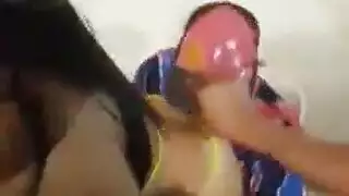 ثعلب أشيب عالق على السطح يمارس الجنس مع عاهرات فاخرات