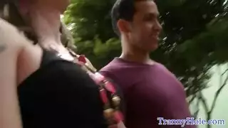 قضيب مزخرف بالوشم يمارس الجنس بقوة مع مؤخرة منى