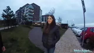 جماع على الطاولة في الوقت المناسب لفتاة خجولة