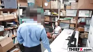 زوجة الأب تحصل على نيك قوي من صديق زوج ابنها في مشهد إباحي