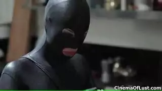باطن أقدام مثالي وأيدٍ تعمل على قضيب نابض