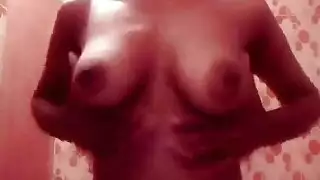 قضيب أسود يطلق حمًّا على وجهها الجميل