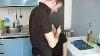 شاب صغير ينزل على مهبل مراهقة محلوق