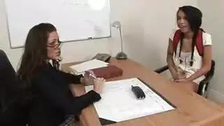مشهد سحاقي صريح وحميم بين فيكتوريا ولوسي