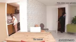 مشهد جنسي ثلاثي صارم ينتهي بكريمبي فوضوي