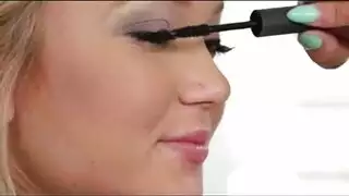كلوي تقبل بقوة قبل أن يضربها رجلها بعنف في مهبلها