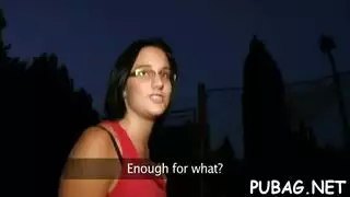 نساء عاهرات يعرضن أشكالهن العارية المبللة للّعب الجنسي الصريح