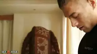 إباحية عائلية: أم مغرية تمارس الجنس مع ابنها