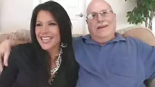خيال الشواء: الزوجة تخدم زوجها وعشيقها في جلسة واحدة