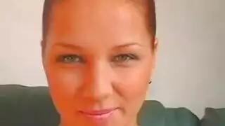 فتاة سمراء مفلسة تأخذ شرج قاسي في الطابق السفلي