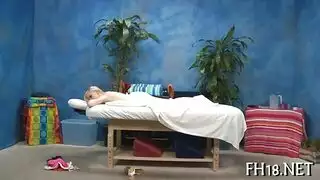 صديق مع فوائد يصور فمه على قضيب صلب وسميك