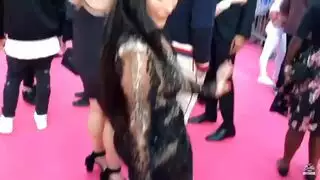 عصابات بيلا الجنسية الجامحة في الهواء الطلق مع أمبر وسينيوي تُصور في فيلم إباحي صريح