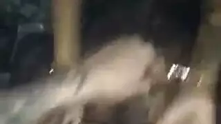 جنس شرجي في الفناء الخلفي مع عامل تصليحات وحشي وربة منزل راغبة