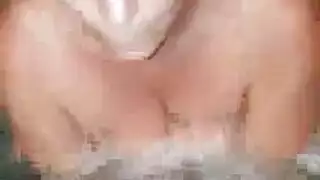 شقراء جميلة مع شاب صغير في البانيو