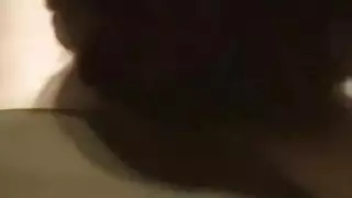 جلسة مقص مبلّلة مع صديقة مثيرة في الحمام