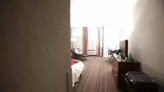ناضجة ومتوحشة: تمص شاباً بأسلوب إباحي صريح