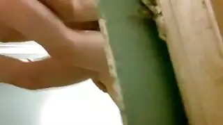 حصري: راقصة بطن تبتلع السائل المنوي في حمام الفندق