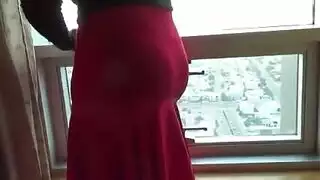 لقطة المال للشقراء الناضجة: قذف داخلي من الشاب