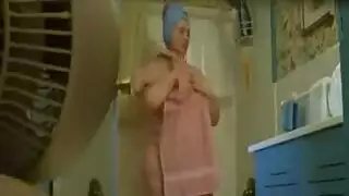 الترجمة: الابن يصور أمه السمينة عارية بالكامير الخفية