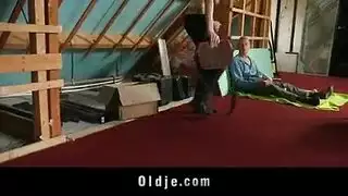 فتاة شقراء تتعرض للضرب بقوة من قبل رجل أكبر سناً