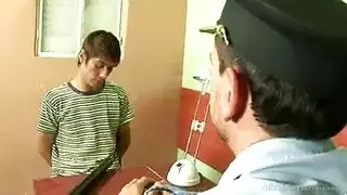 شرطي بيكيني مطار