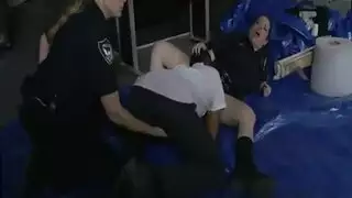 نجم إباحي أسمر يتحدى متدربات الشرطة